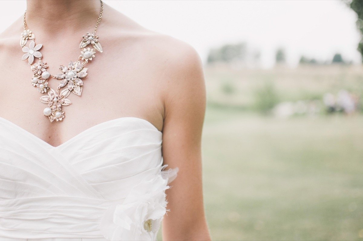 Détail de la robe et des bijoux de la mariée