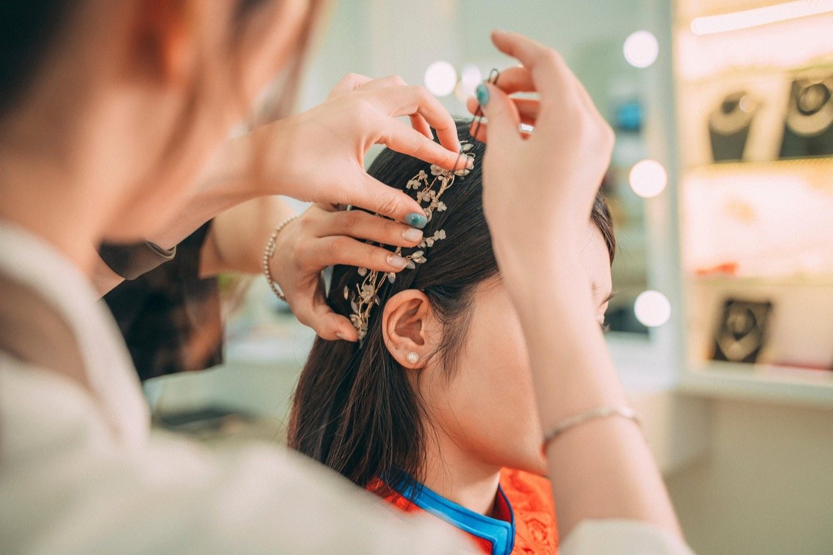 Derniers préparatifs, coiffure de la mariée
